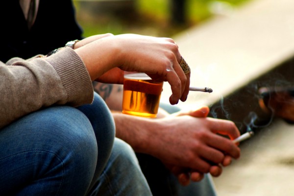 Nikotin, also das Rauchen, und Alkohol sind zwei gesundheitsschädliche Genussgifte, die du unbedingt meiden solltest