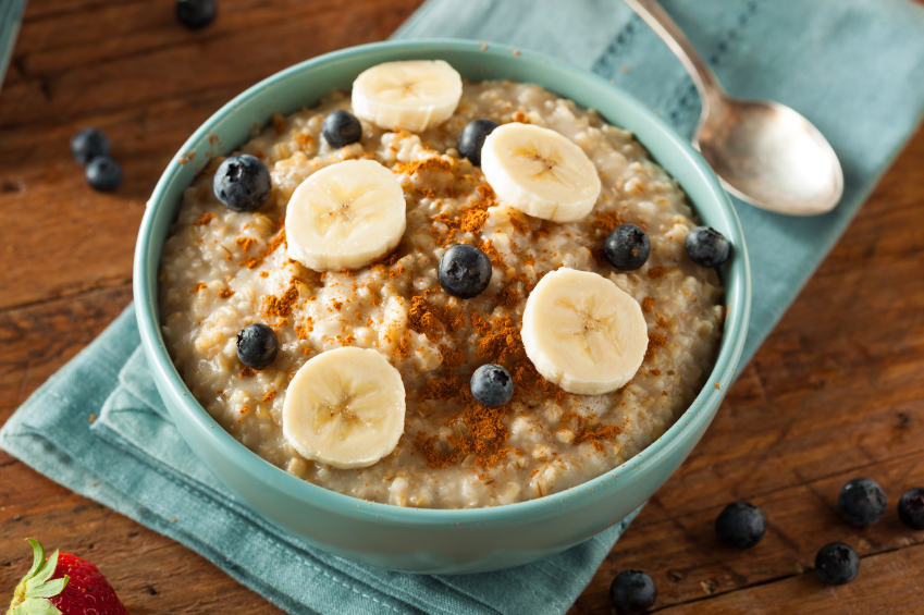 Schnelles und gesundes Porridge-Rezept mit frischem Obst und Nüssen ...